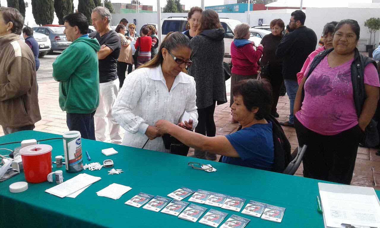 Participan vecinos de Metepec en jornada de salud
