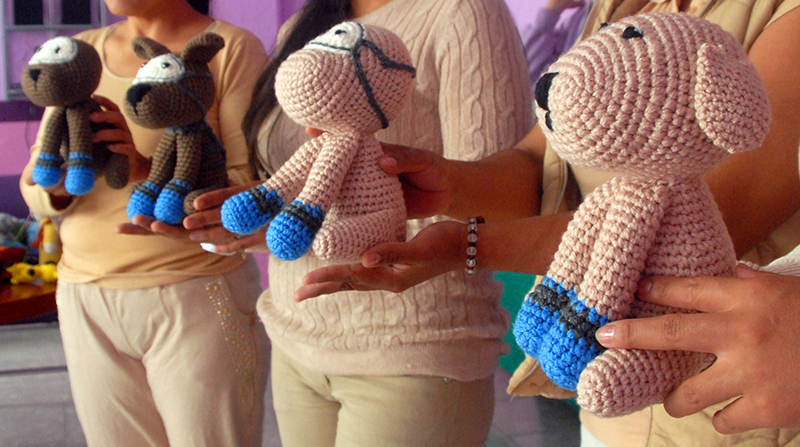 Reclusas tejen a Frida la perra rescatista para ayudar a damnificados del sismo