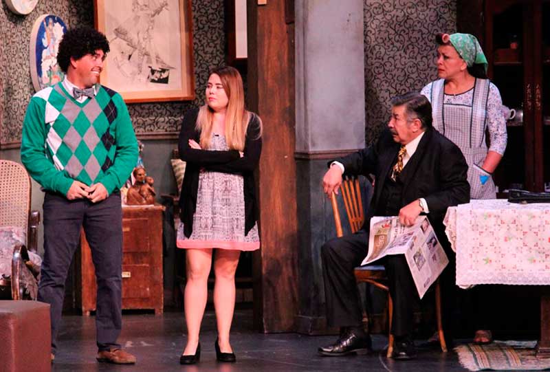 Carcajadas y aplausos arrancó Una Familia de Diez, en Toluca