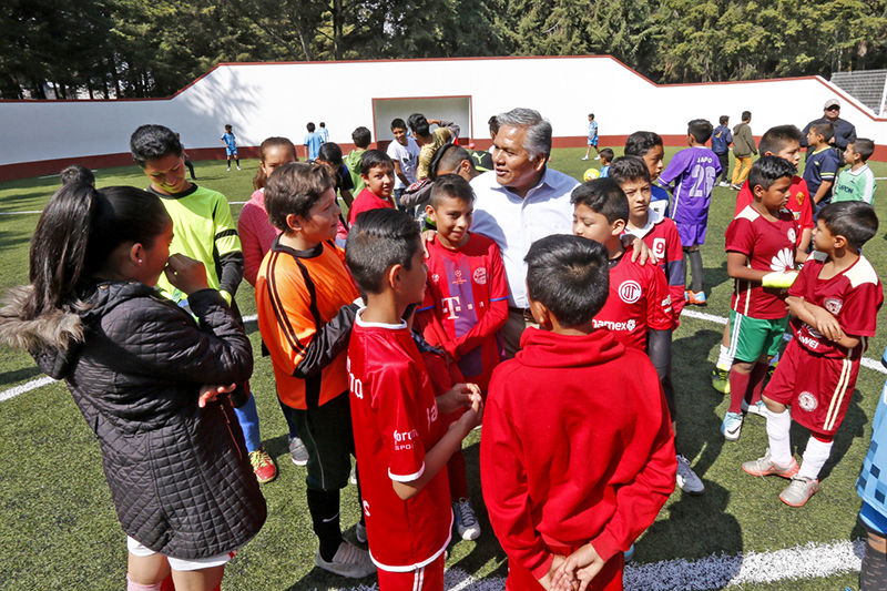 Rehabilita Ayuntamiento de Toluca cancha de fútbol en la Colonia Del Parque