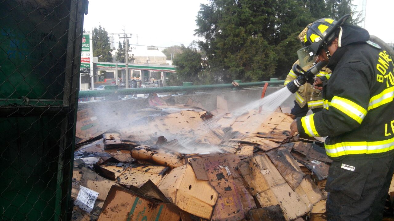 Sofocan bomberos de Toluca incendio en remolque que transportaba cartón en Paseo Tollocan