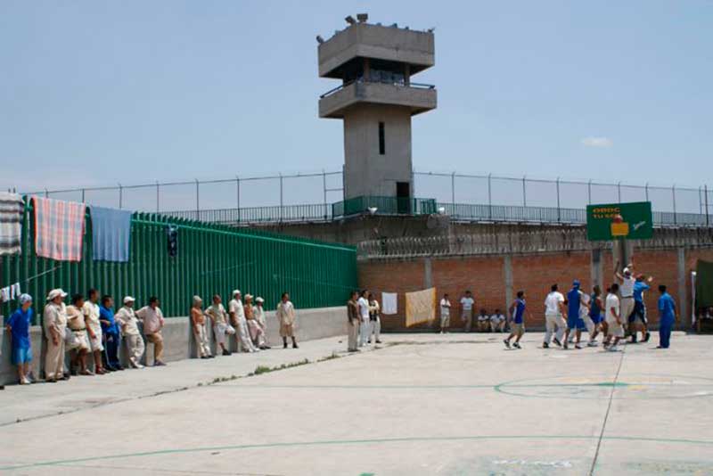 Trasladan  30 internos del Neza-Bordo a otros penales