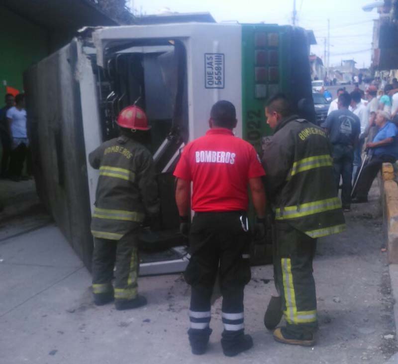 Deja 15 lesionados volcadura de transporte público en Ixtapaluca