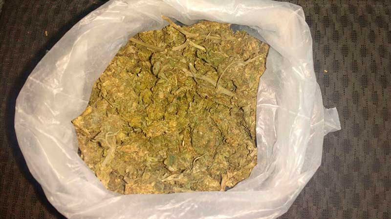 Con casi un kilogramo de marihuana atrapan a dos que la ofrecían en venta, en Zinacantepec