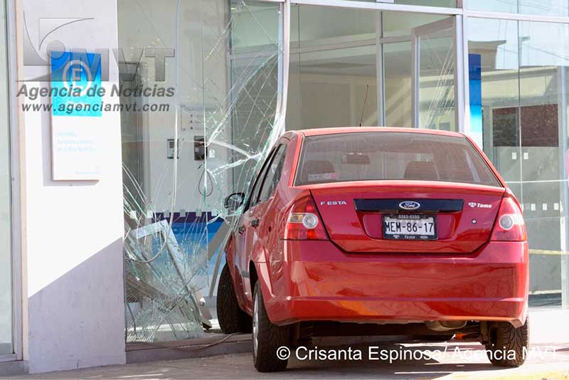 Mujer se metió al banco con todo y automóvil, en Toluca