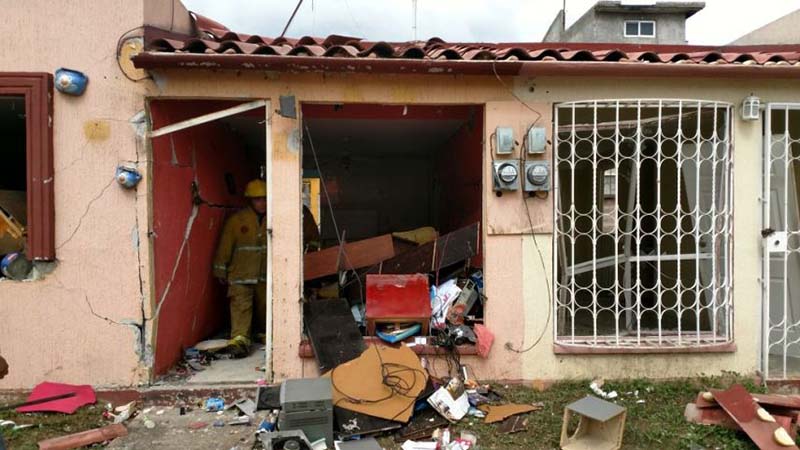 Un hombre intenta suicidarse al explotar su casa en Tecámac