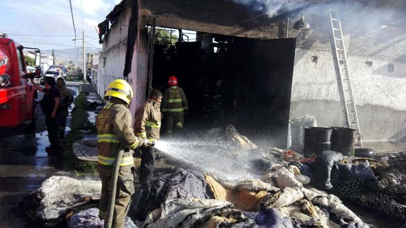 Reportan incendio en almacén de productos para fabricar colchones