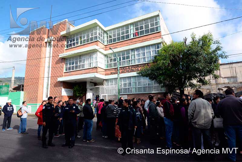 Bloqueo de avenida y manifestación provoca dictamen de seguridad en primaria de Toluca