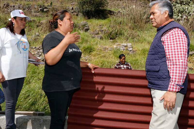 Renuevan techos afectados por tromba en La Teresona, Toluca