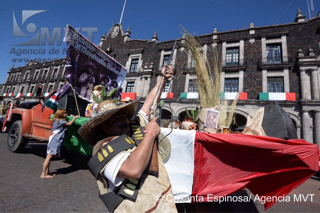 Con un toque revolucionario, desfile de carros alegóricos engalanó el centro de Toluca