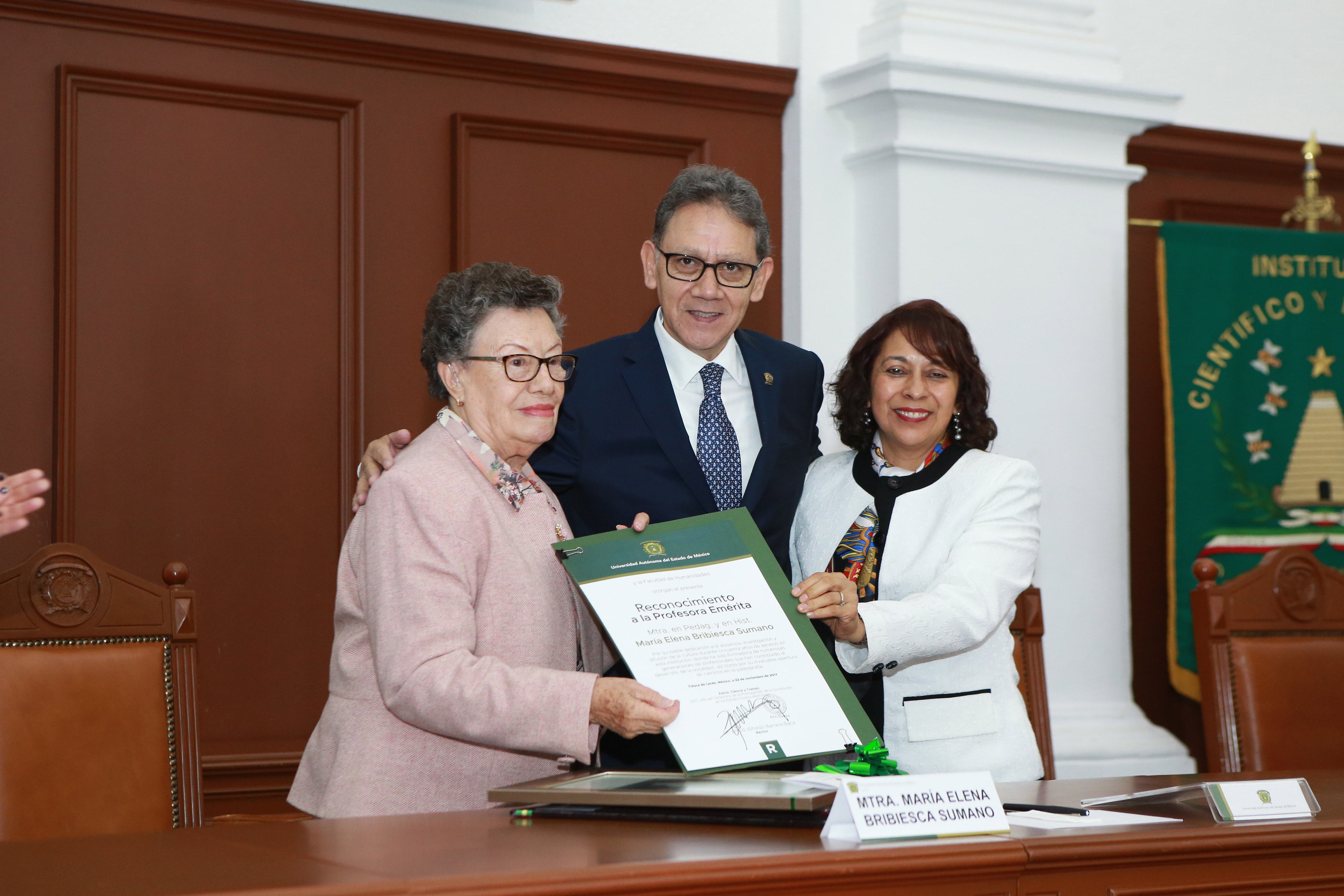 La Universidad Autónoma del Estado de México reconoció la trayectoria de la profesora emérita de la Facultad de Humanidades.