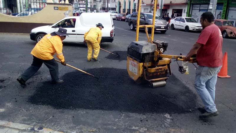 Continúan trabajos de bacheo en principales arterias de Toluca