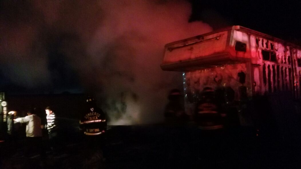 Sofocan bomberos de Toluca incendio en maderería