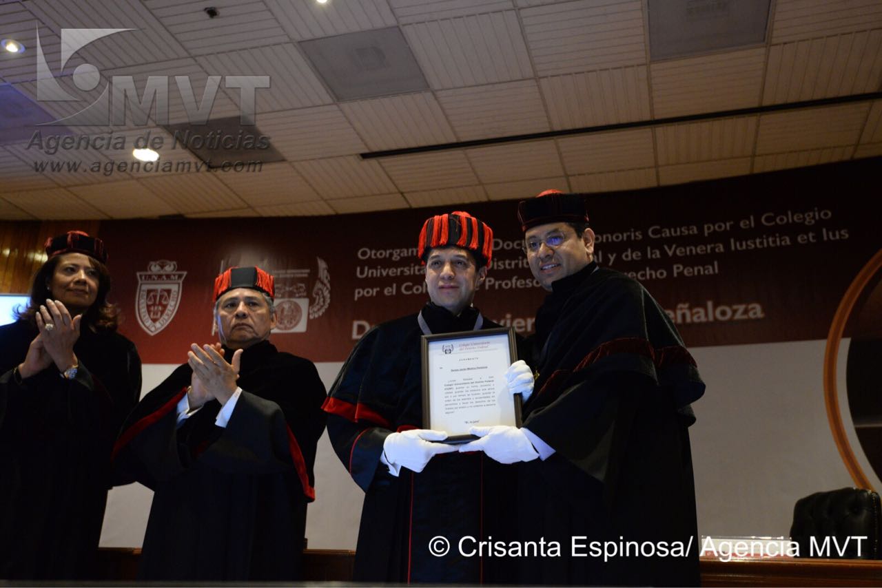 Entrega Colegio Universitario de la Cd.Méx. Doctorado Honoris Causa a Javier Medina Peñaloza