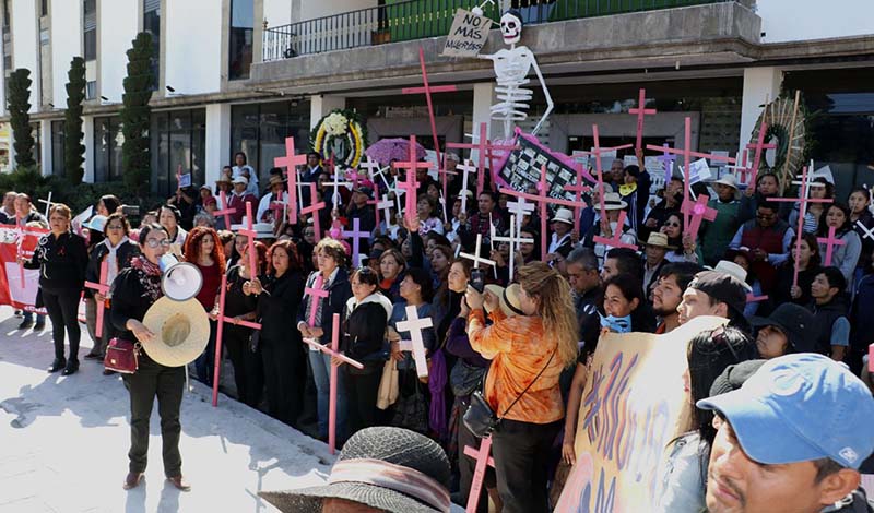 Piden mujeres al gobernador Alfredo del Mazo frenar feminicidios