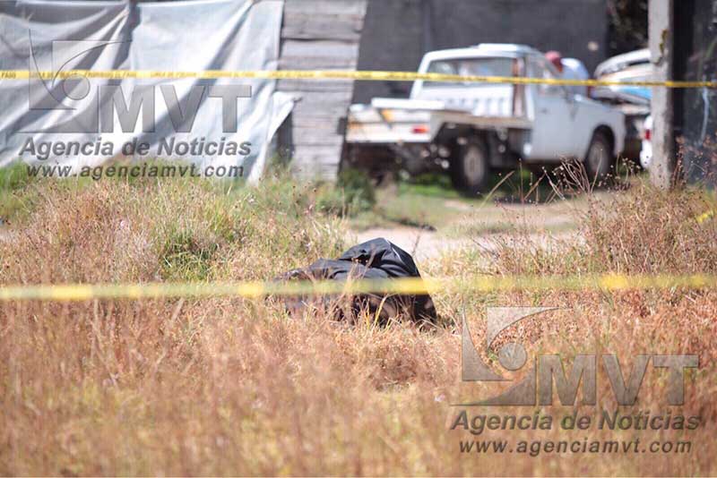 Localizan cadáver dentro de maleta en baldío de Toluca