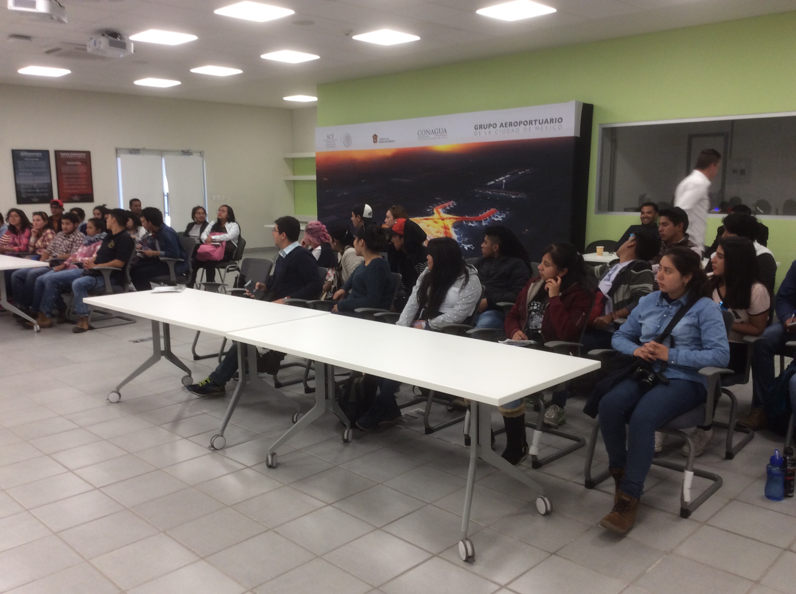 Estudiantes UAEM conocen avances de la construcción de Nuevo Aeropuerto de Cd. de Méx.
