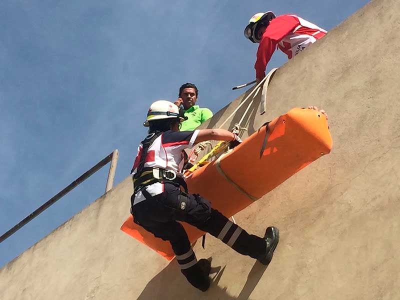 Rescata Cruz Roja Mexicana electrocutado del techo de comercio en Metepec