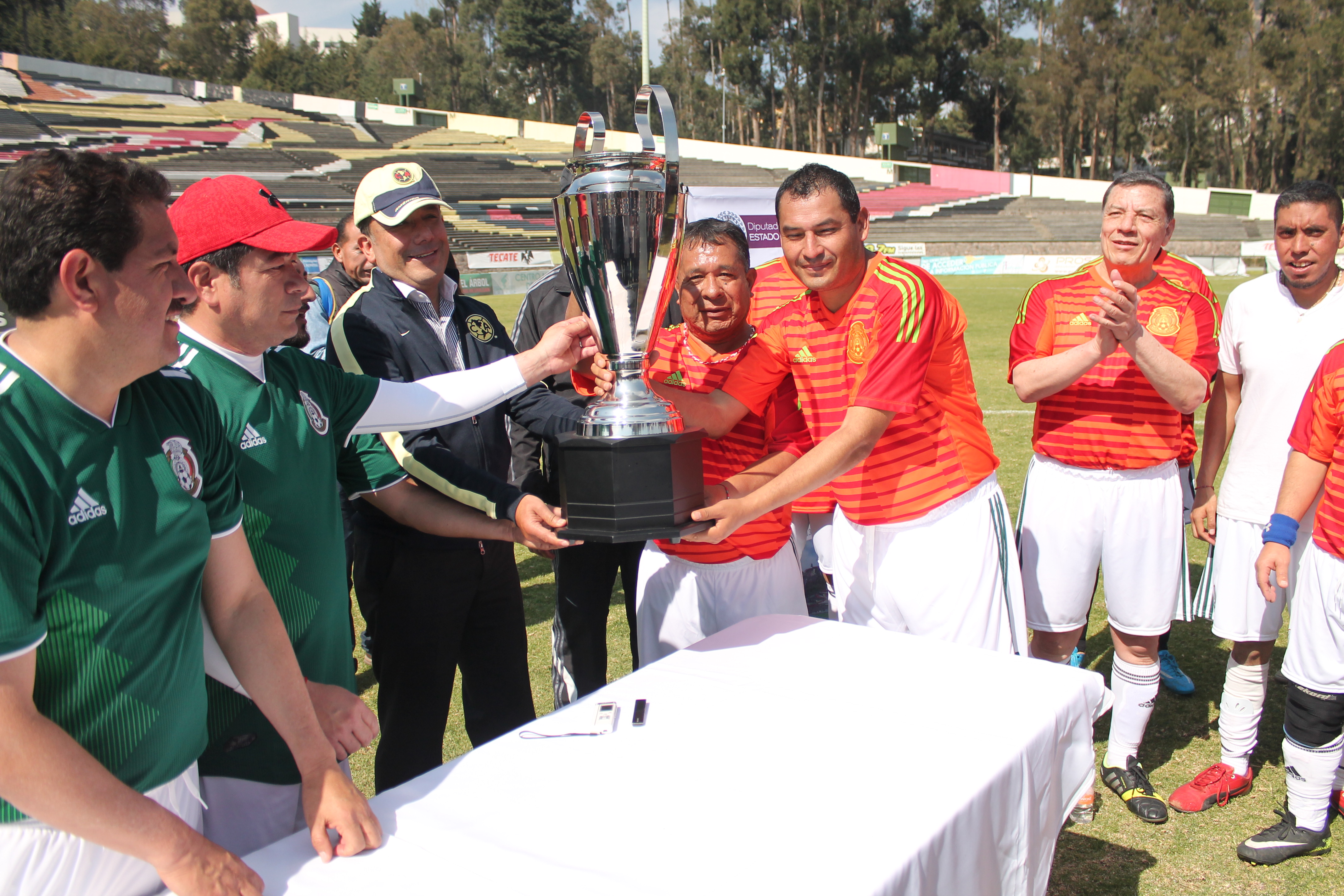 Con marcador 5-3 ganan reporteros a diputados locales en tradicional encuentro de fútbol