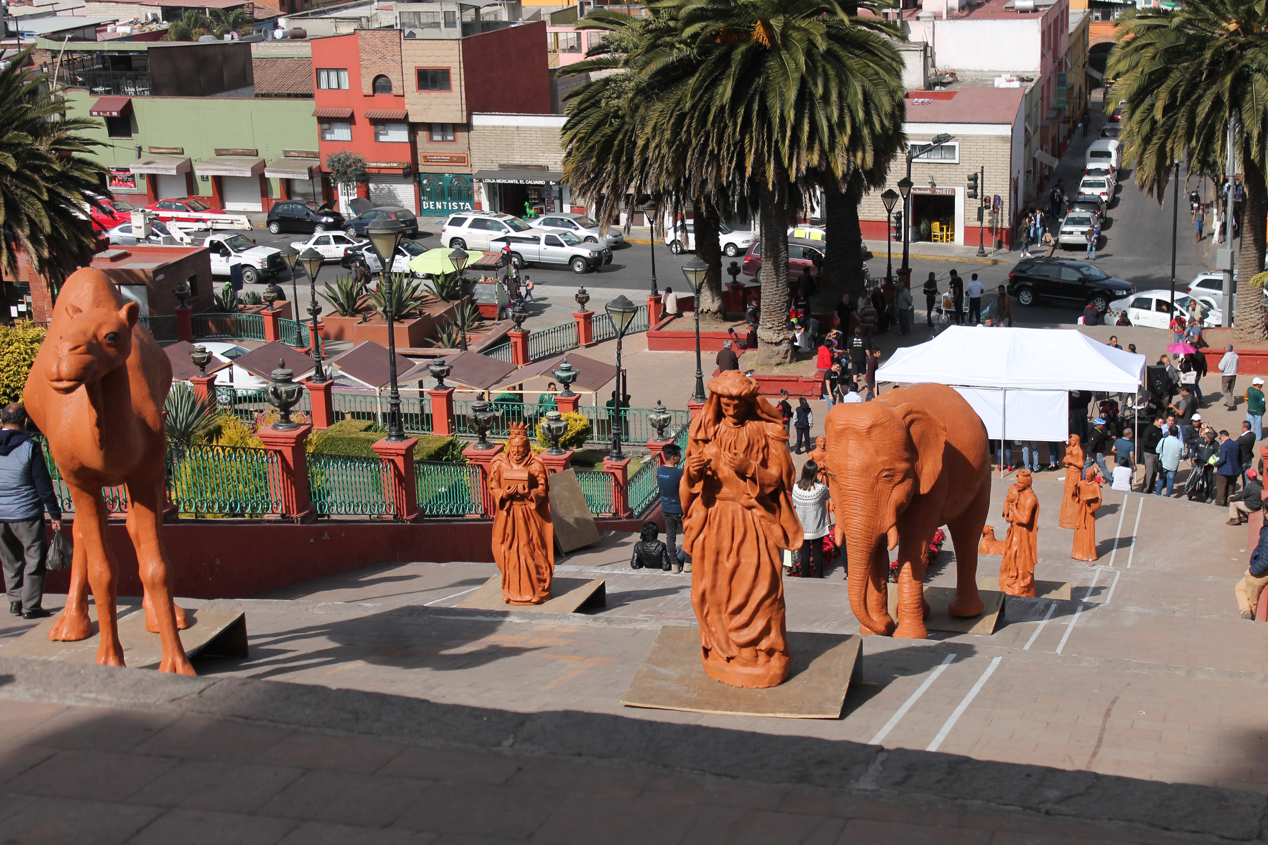 Continúan instalando el nacimiento monumental en Metepec