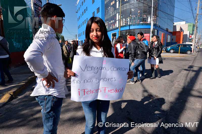 Colectan fondos alumnos de preparatoria en Toluca quienes no tienen ni dónde sentarse