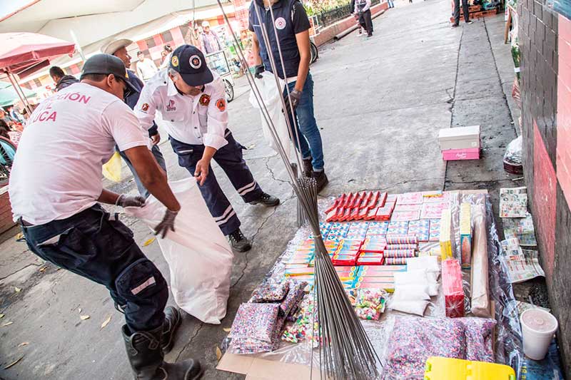 Decomisan pirotecnia en mercados de Toluca para evitar accidentes