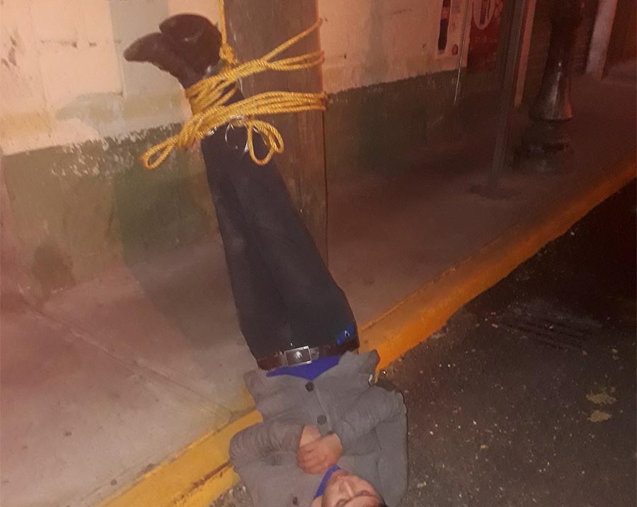 Sorprenden y amarran a presunto ladrón de autos en Tianguistenco