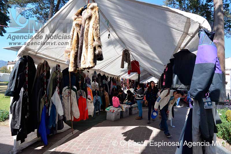 Ofrecen artesanos de Toluca ropa para enfrentar el frío invierno