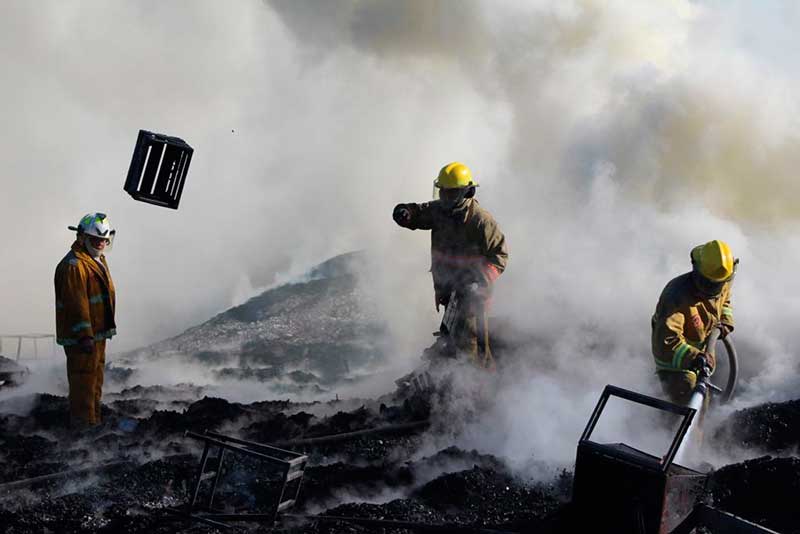 Festejo guadalupano concluye en incendio que consume fábrica de Ecatepec