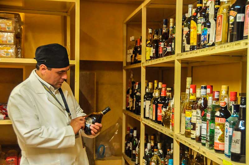 Evitan venta de bebidas y alimentos adulterados
