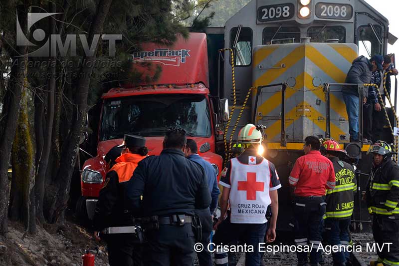 Muere chofer de tráiler al ser arrollado por ferrocarril al que intentó ganar el paso
