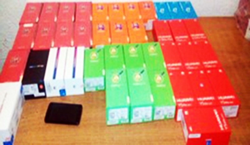 Robaron tienda telefonica y fueron detenidos con más de 40 celulares