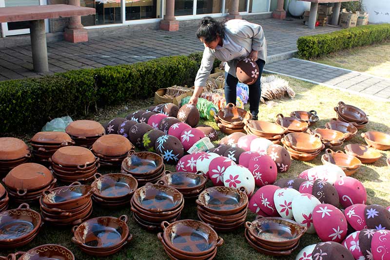 Premia Metepec con artesanías a contribuyentes cumplidos