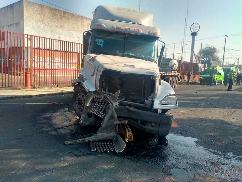 Atienden aparatoso choque entre tráiler y autobús de pasajeros en Toluca