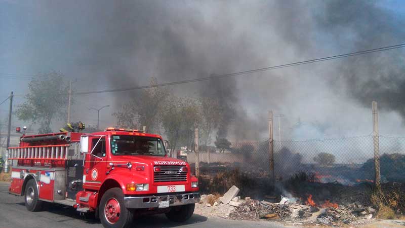 Combaten Bomberos de Toluca incendio en Santa Ana Tlapaltitlán