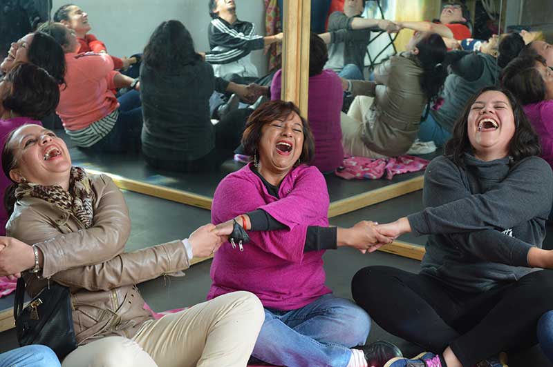 Proponen Yoga de la Risa contra estrés, depresión y bullying