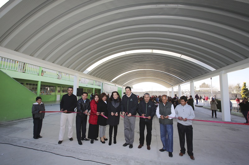 Protegen a alumnos de Metepec con construcción de arco techos