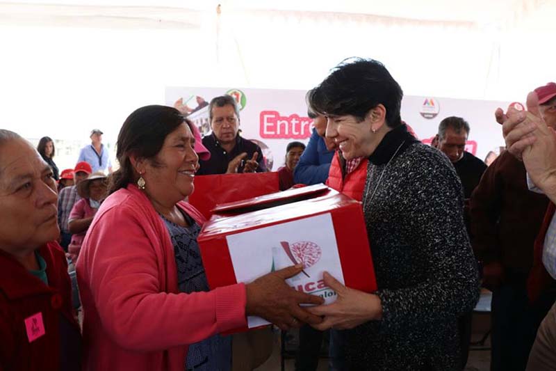 Entrega DIF Toluca 200 paquetes de aves de postura a familias de San Diego Linares