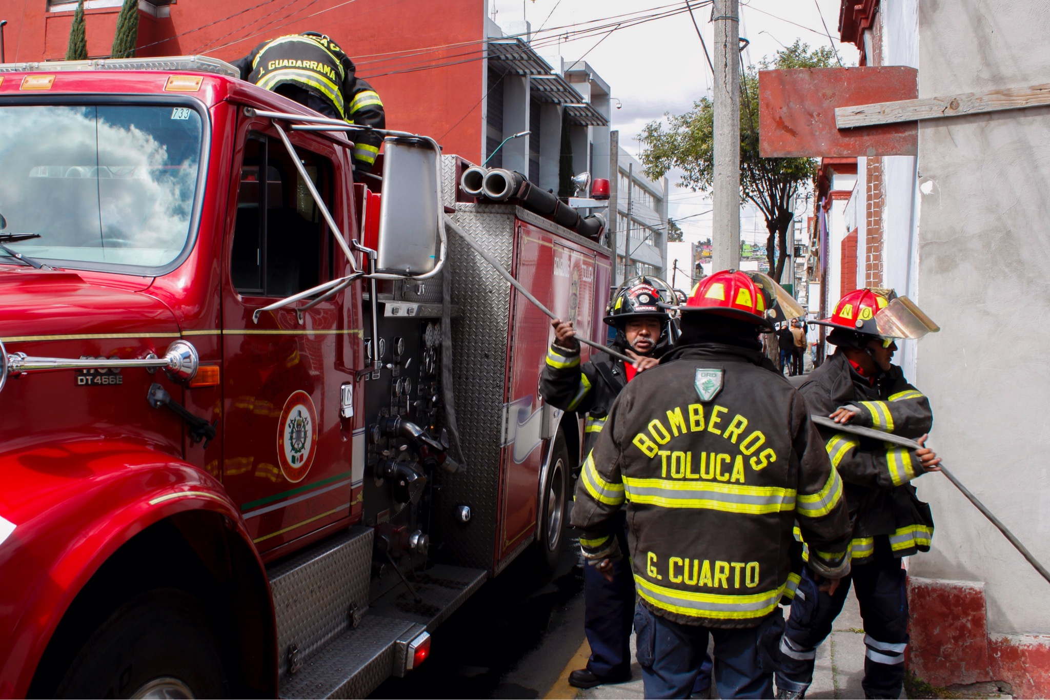 Extinguen Bomberos de Toluca incendio al interior de inmueble en la colonia 5 de Mayo