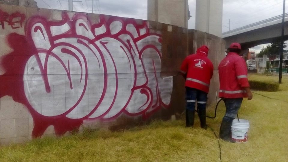 Retiran grafiti en imagen urbana y monumentos de Toluca