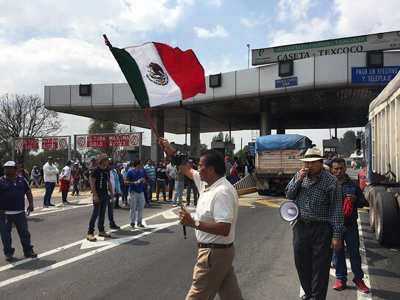 Trabajadores de la Universidad Autónoma Chapingo toman autopista y casetas en demanda de respuestas a pliego petitorio