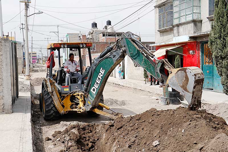 Pavimentan calles en San Cristóbal Huichochitlán, Toluca