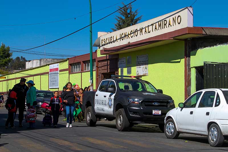 Atienden presunta fuga de gas en escuela de Toluca