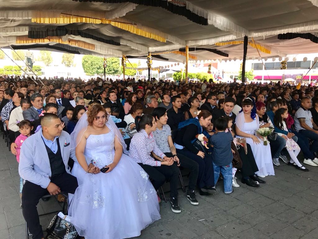 Se unen en matrimonio más de mil parejas en boda colectiva en Nezahualcóyotl
