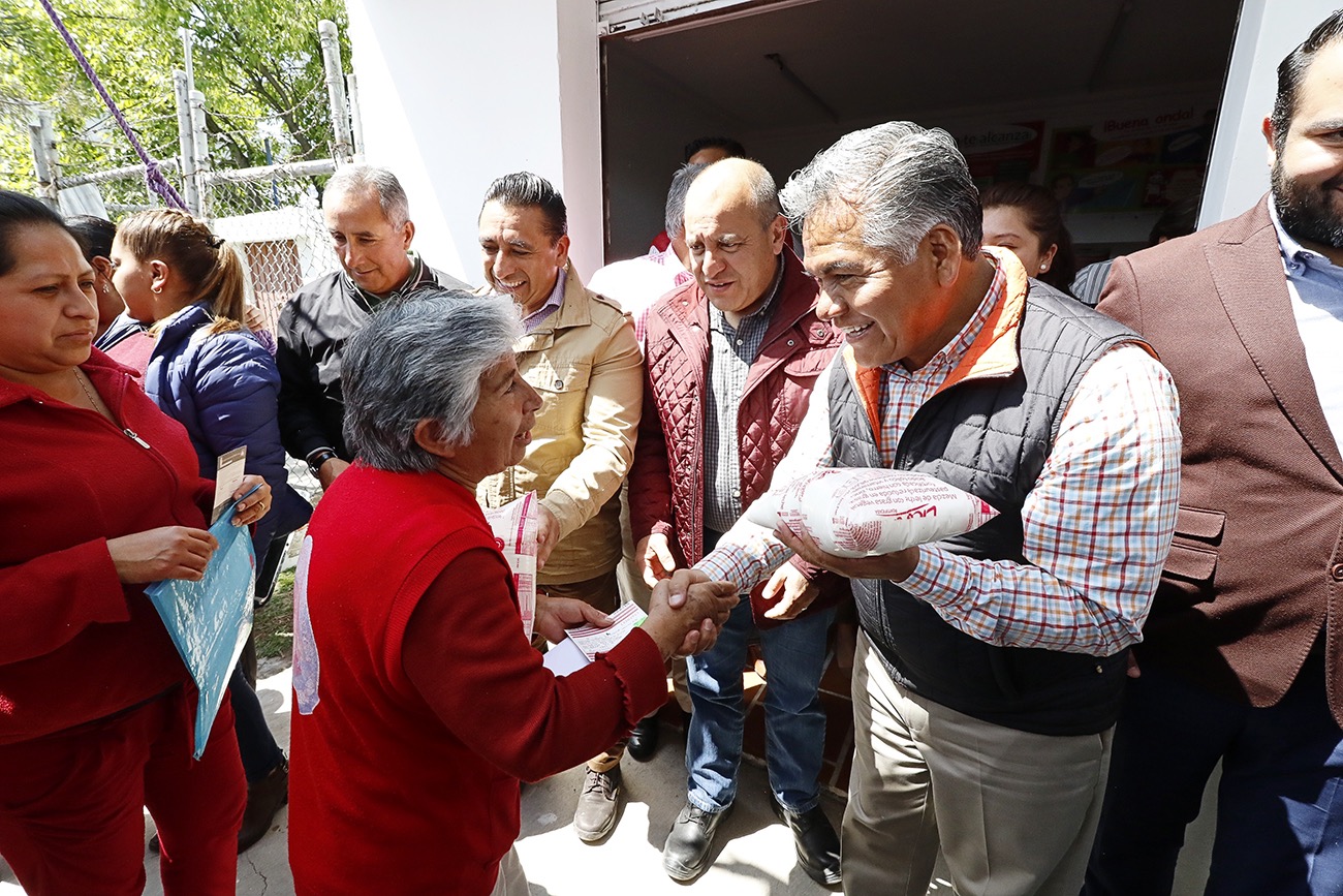 Celebran vecinos de Tlachaloya Primera Sección apertura de lechería y pavimentación de call