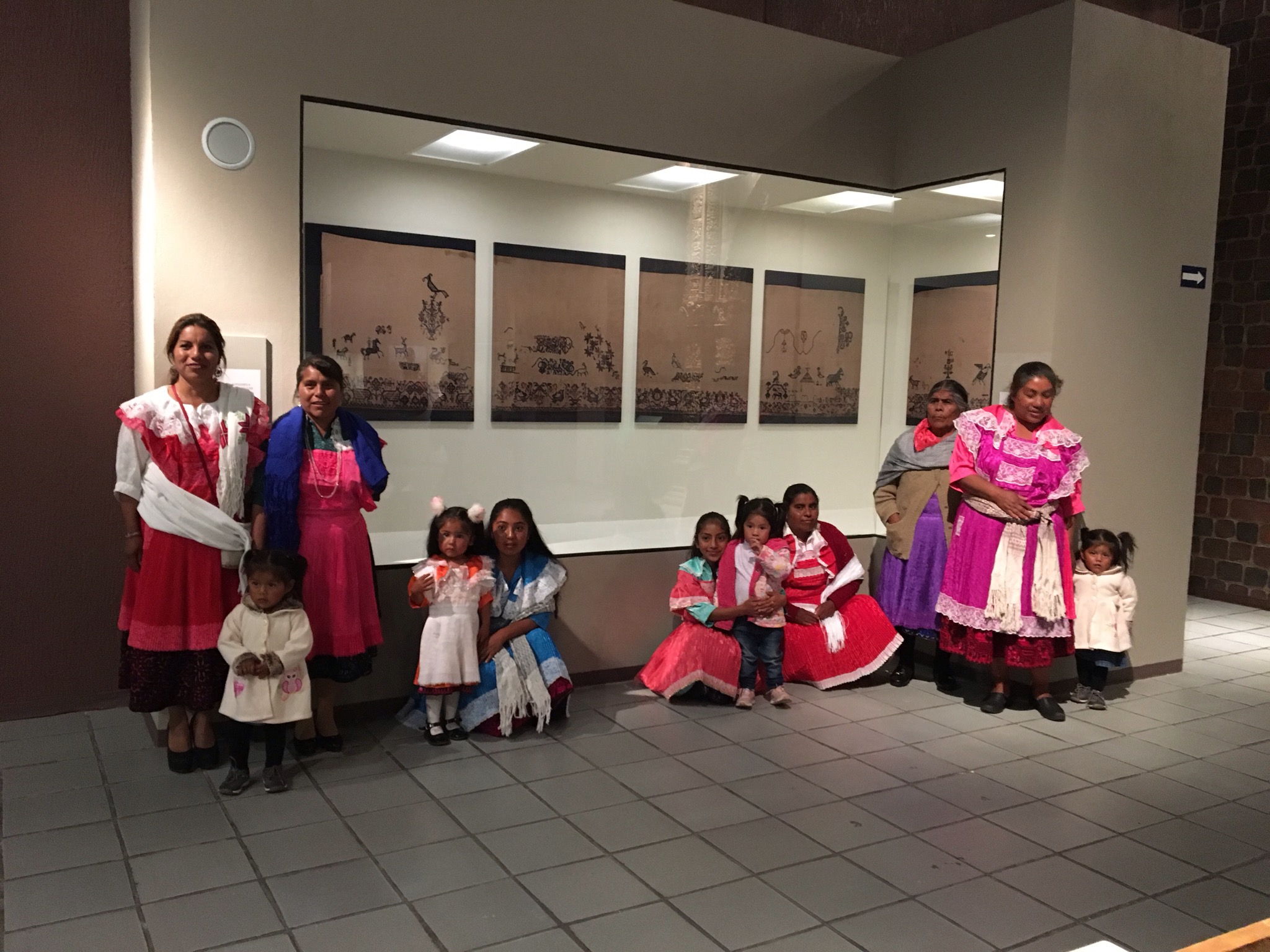 Rinden homenaje a mujeres mazahuas en el centro cultural mexiquense