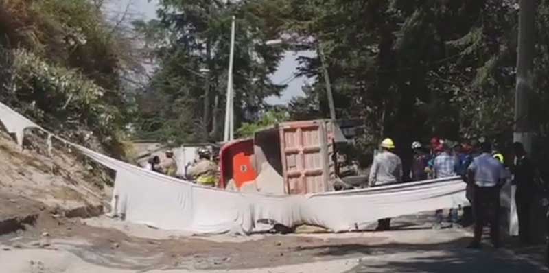 Mueren cinco personas al caer camión cargado de arena sobre vehículo particular