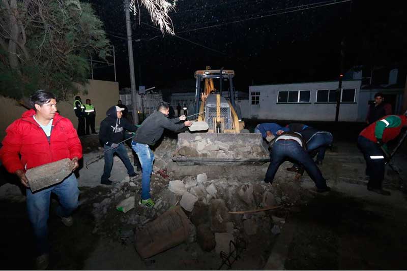 Derriba ayuntamiento de Toluca bardas en colonia Ciprés construidas por inseguridad