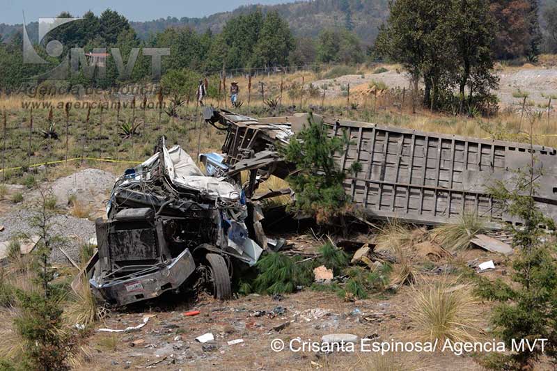 Muere un hombre y dos lesionados en accidente de tráiler en la carretera La Marquesa-Tenango