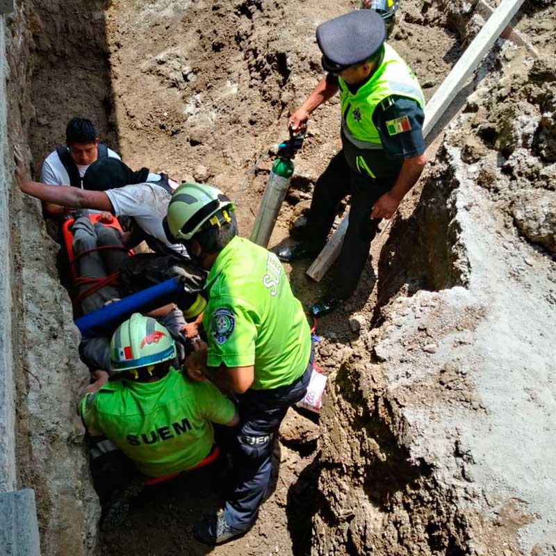 Se derrumba construcción y queda atrapado trabajador; lo rescata Protección Civil de Toluca